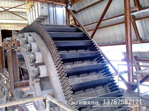 大傾角皮帶輸送機(jī) 大傾角皮帶輸送機(jī)