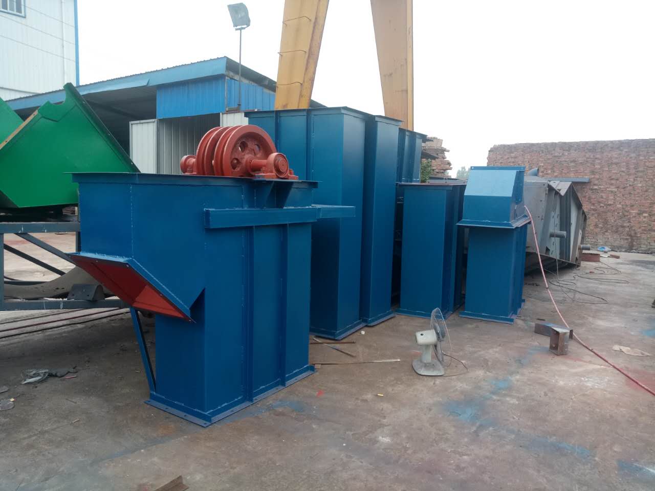 斗式提升機(jī)的料斗用不用要定期清理啊?(斗式提升機(jī)的料斗分為) 斗式提升機(jī)的料斗用不用要定期清理啊?(斗式提升機(jī)的料斗分為)