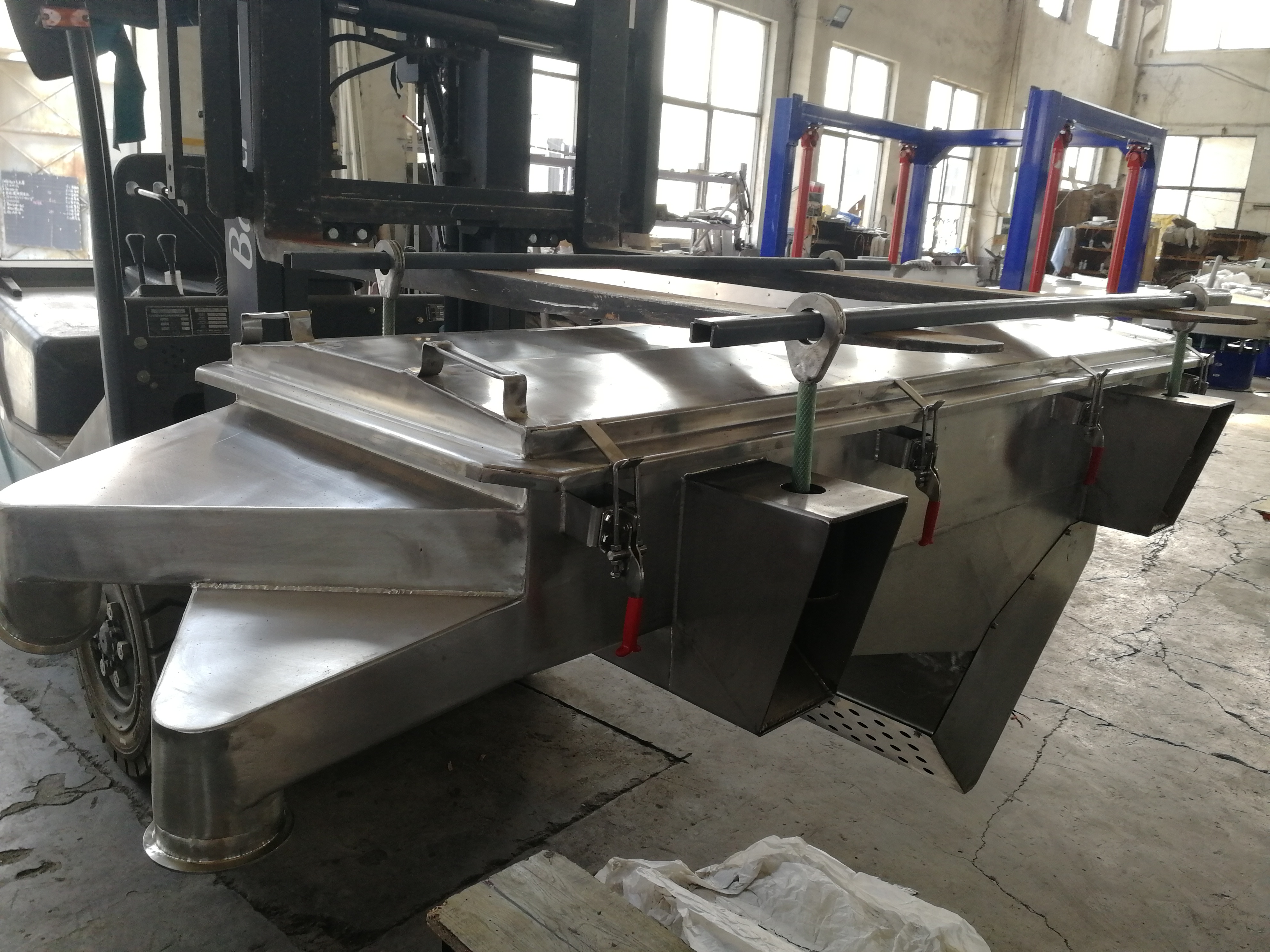 陶瓷震動(dòng)篩用壓篩法分離出水(振動(dòng)篩開裂) 陶瓷震動(dòng)篩用壓篩法分離出水(振動(dòng)篩開裂)