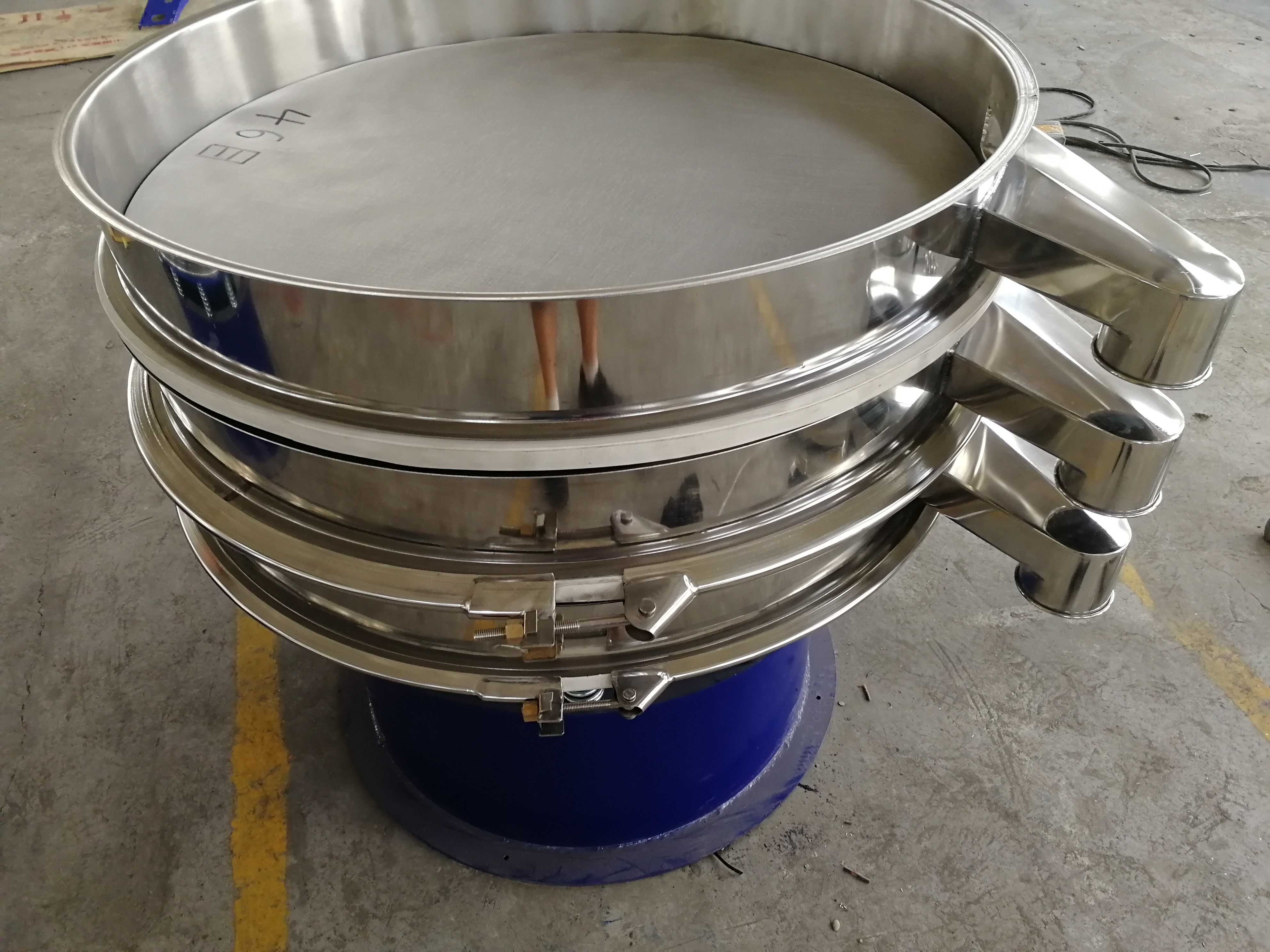 篩分茯苓粉選用的篩分設(shè)備(三次元振動篩) 篩分茯苓粉選用的篩分設(shè)備(三次元振動篩)