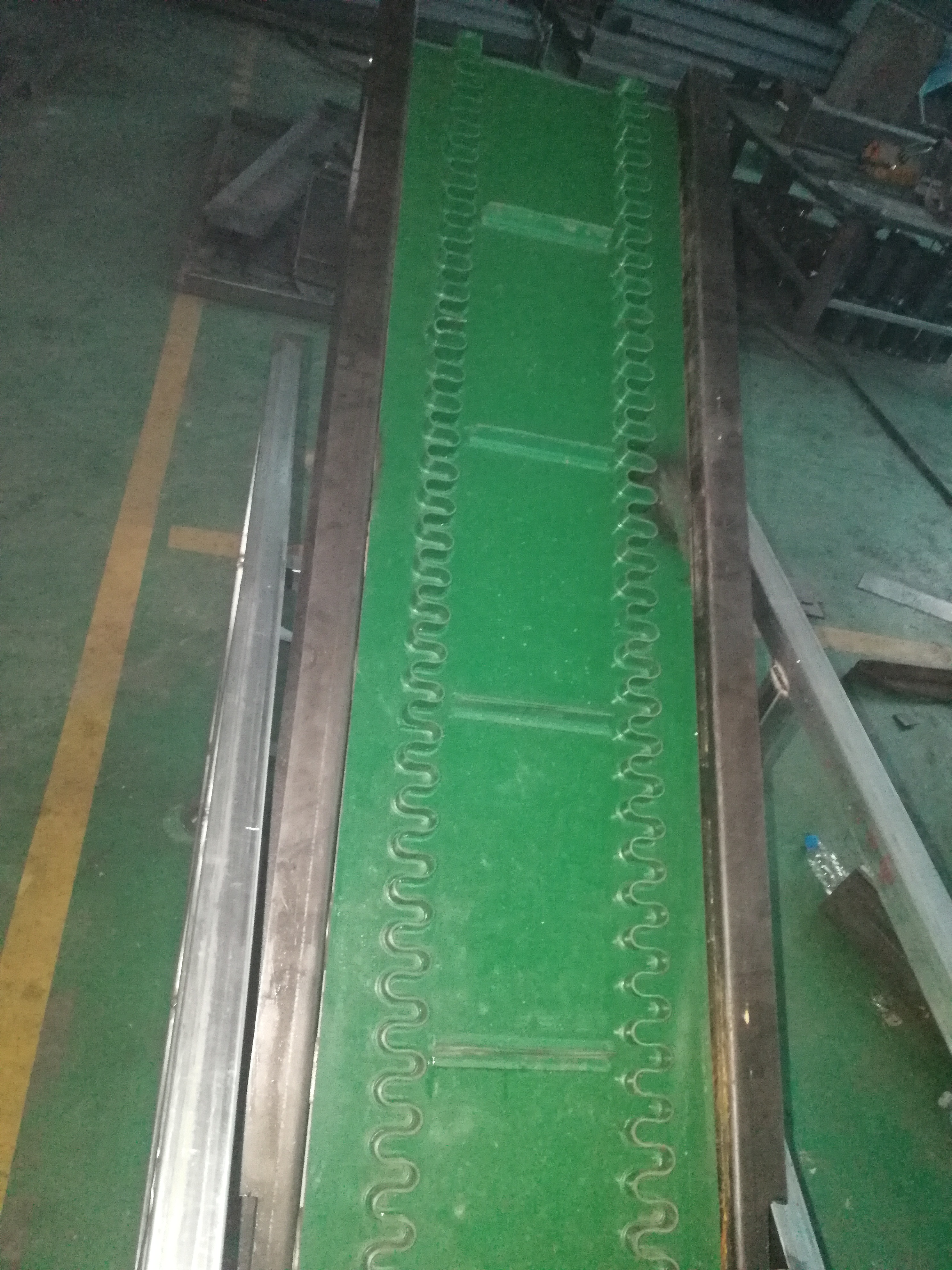 傾角皮帶輸送機(jī)分類有哪幾種？它們的工作原理